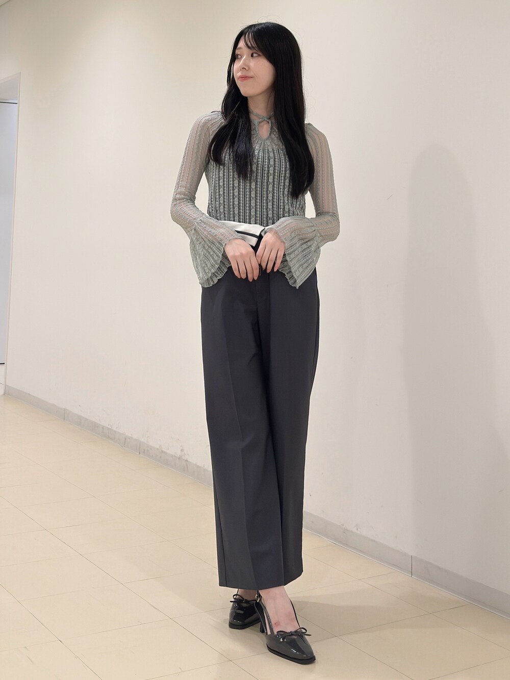 グリーン系のTシャツ/カットソー、グレー系のその他パンツ、グレー系のパンプスを着用したレディースの夏コーディネートの4枚目の写真