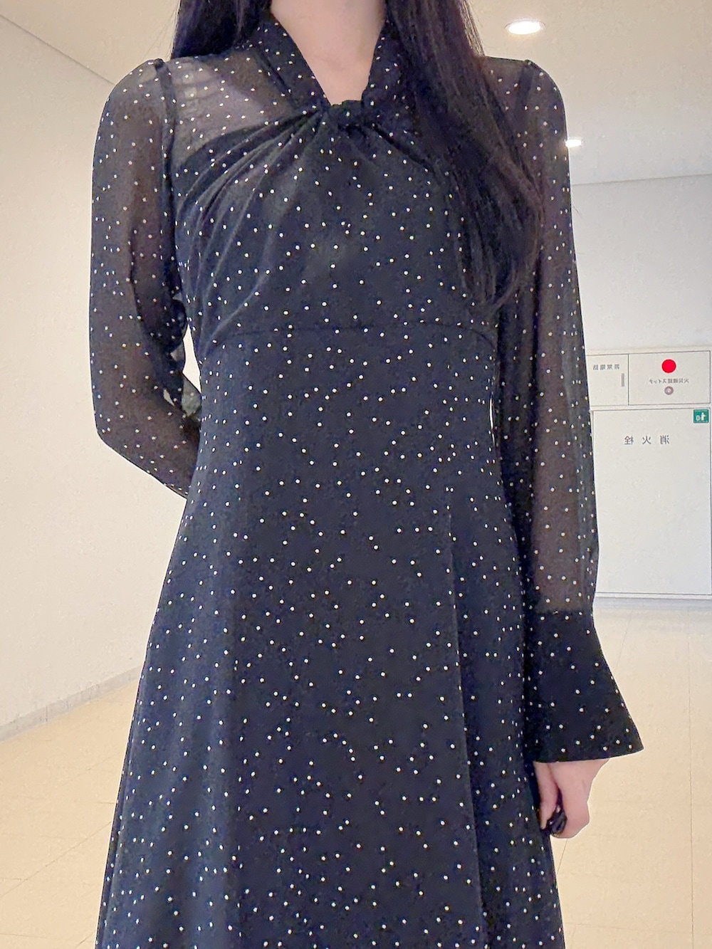 その他のワンピース、ホワイト系のハンドバッグ、ブラック系のブーツを着用したレディースの秋コーディネートの6枚目の写真