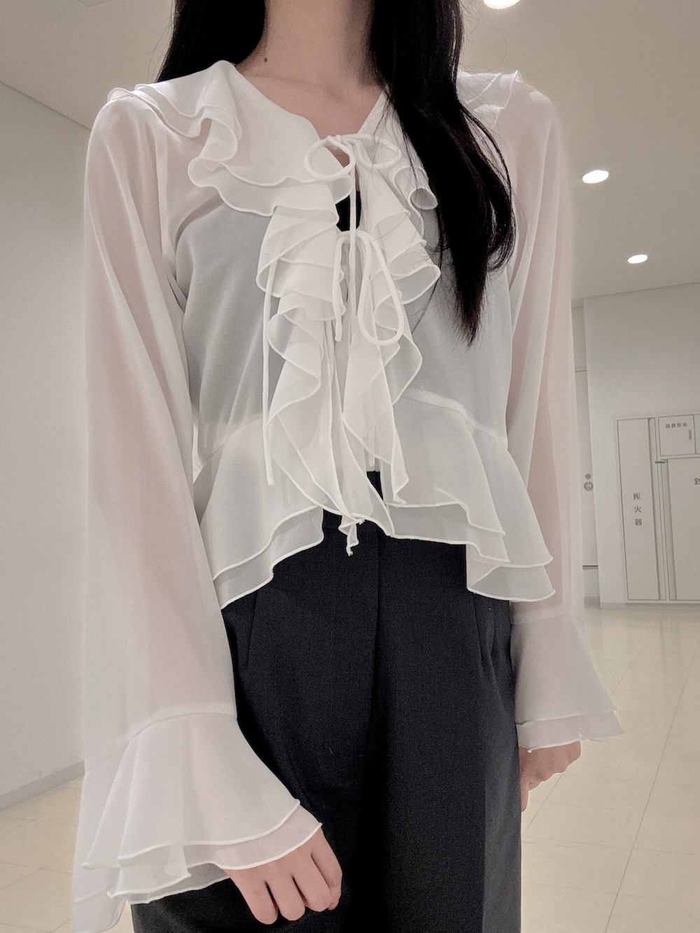 ホワイト系のシャツ/ブラウス、グレー系のその他パンツ、グレー系のパンプスを着用したレディースの夏コーディネートの6枚目の写真