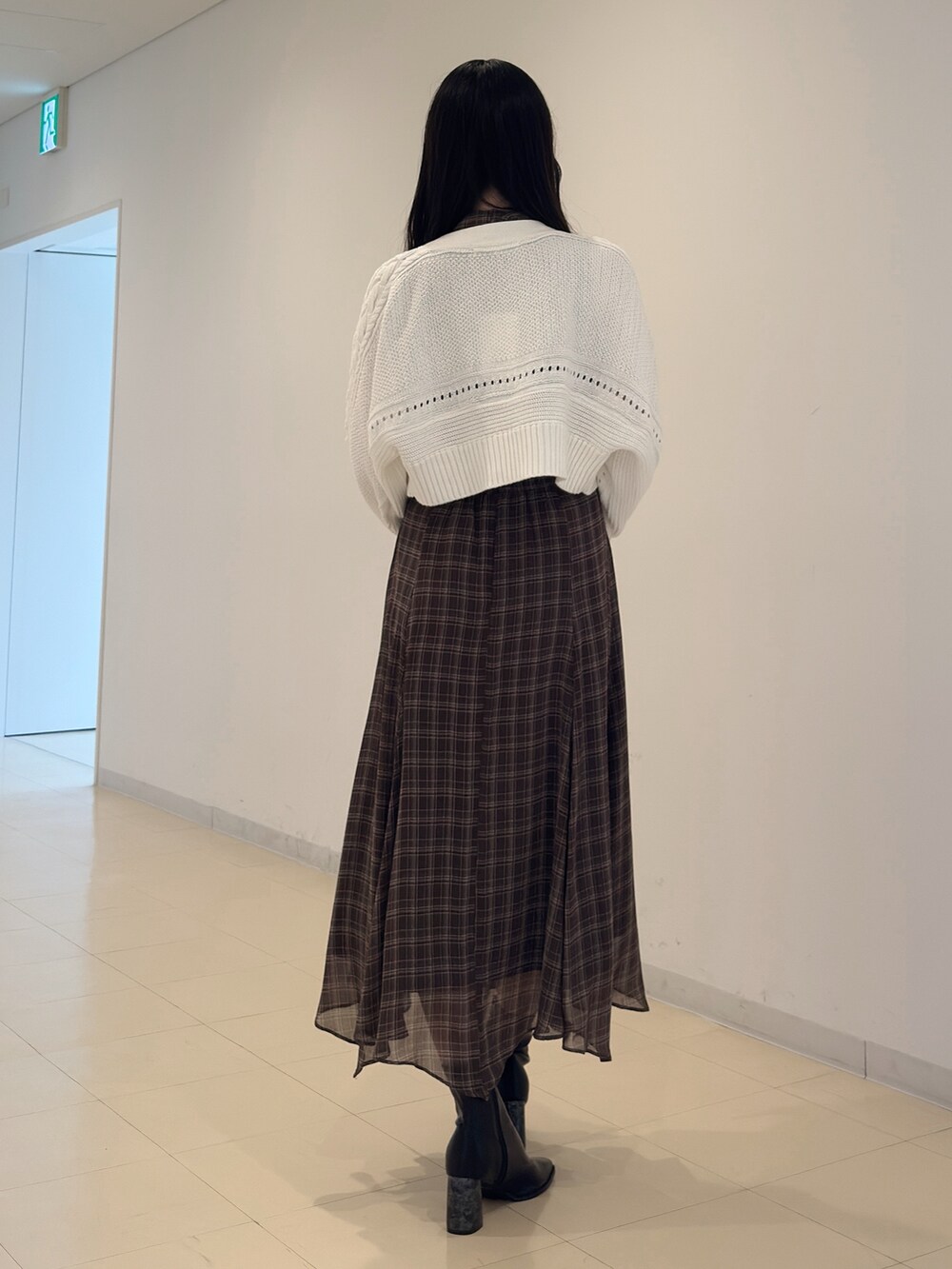 ホワイト系のカーディガン/ボレロ、ブラウン系のワンピース、ブラック系のブーツを着用したレディースの夏コーディネートの3枚目の写真