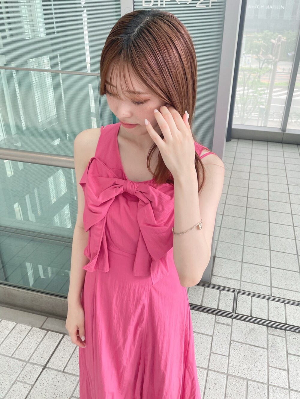 ピンク系のワンピース、シルバー系のサンダル、ホワイト系のチューブトップを着用したレディースの夏コーディネートの6枚目の写真