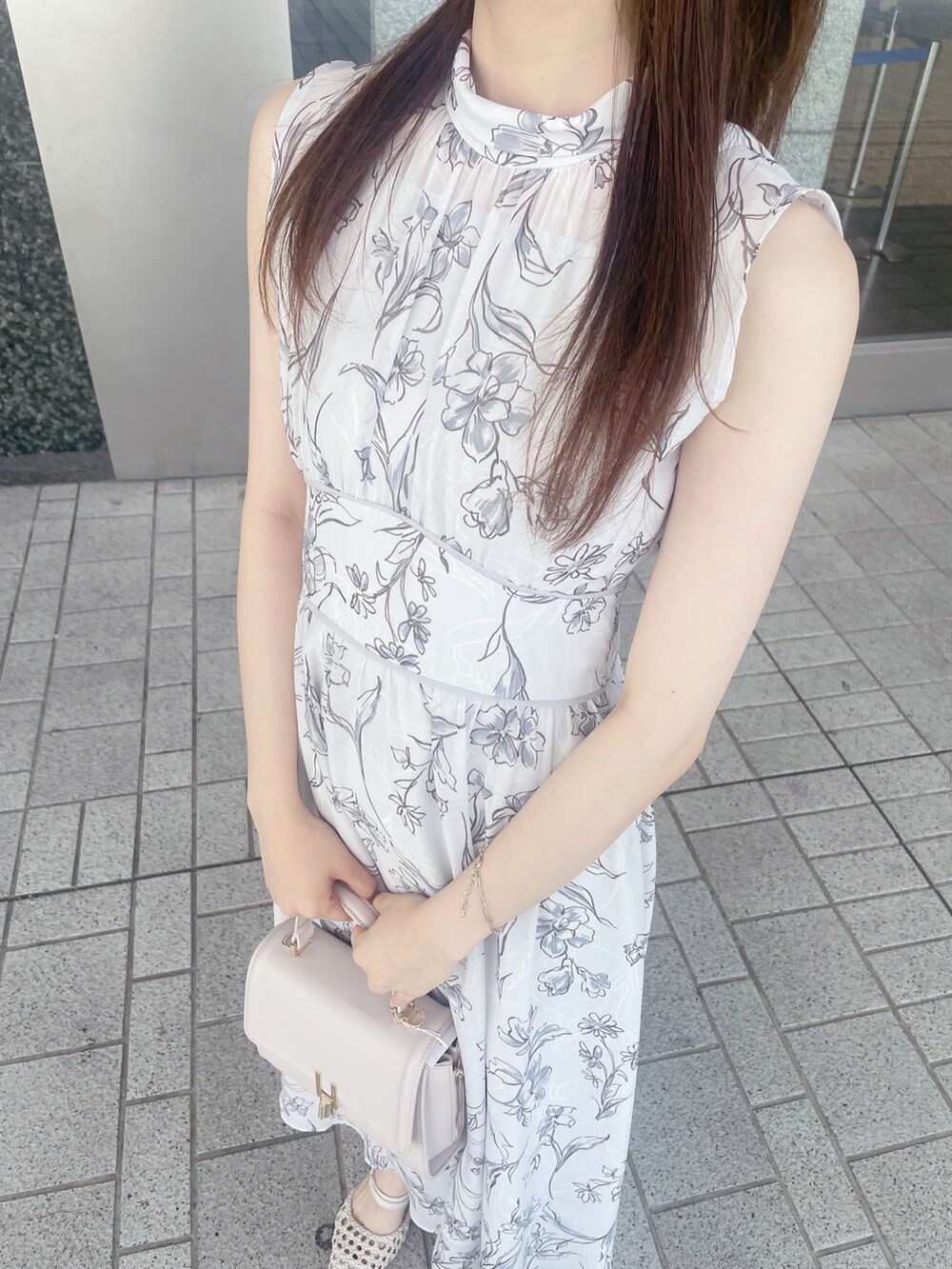 ホワイト系のパンプス、ピンク系のハンドバッグ、グレー系のワンピースを着用したレディースの夏コーディネートの5枚目の写真