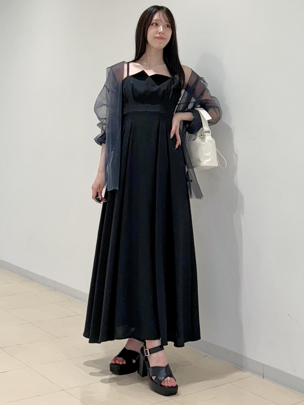 グレー系のシャツ/ブラウス、ブラック系のワンピース、ホワイト系のハンドバッグを着用したレディースの春コーディネートの4枚目の写真