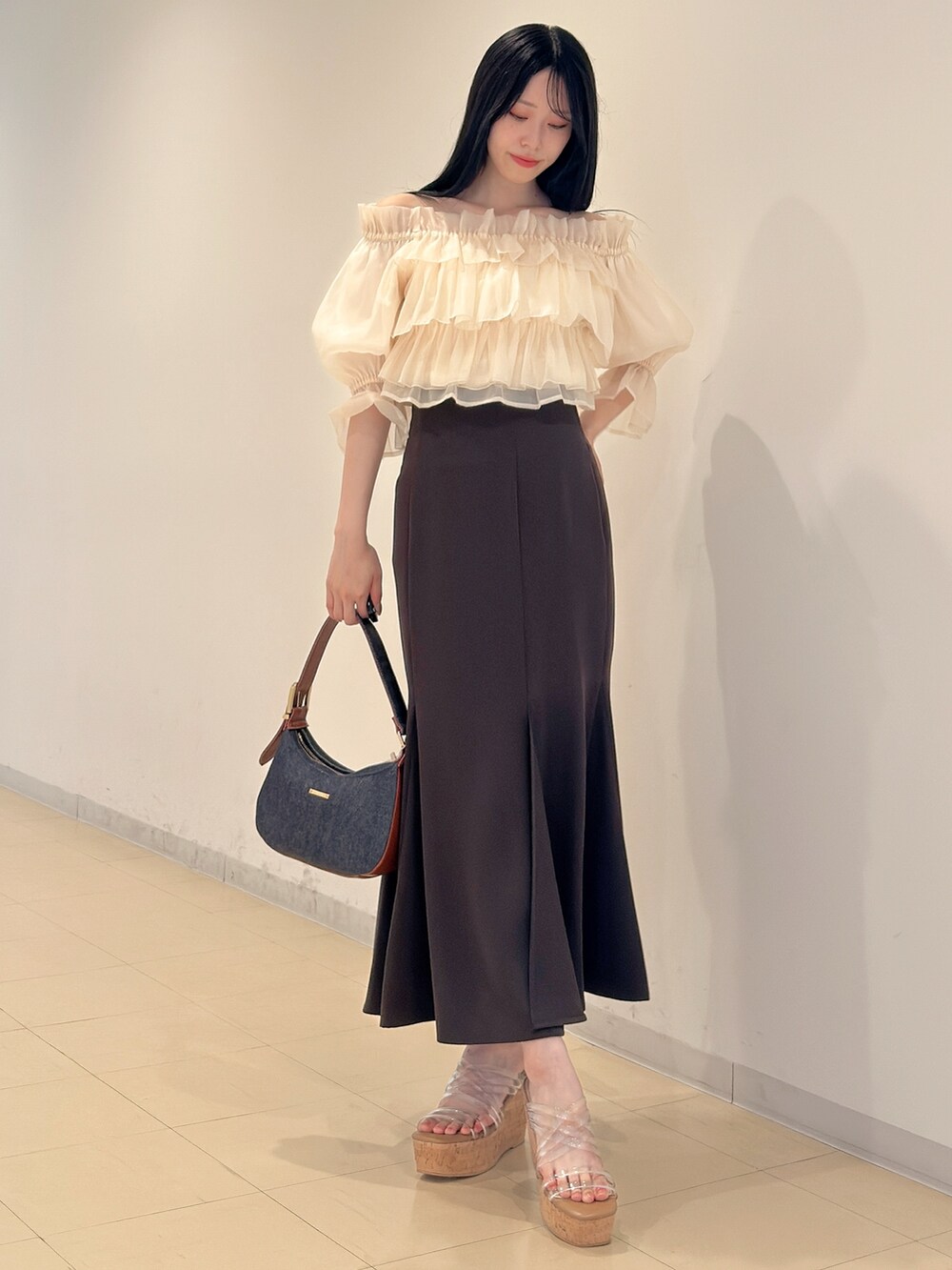 ホワイト系のシャツ/ブラウス、ブラウン系のスカート、その他のサンダルを着用したレディースの夏コーディネートの2枚目の写真