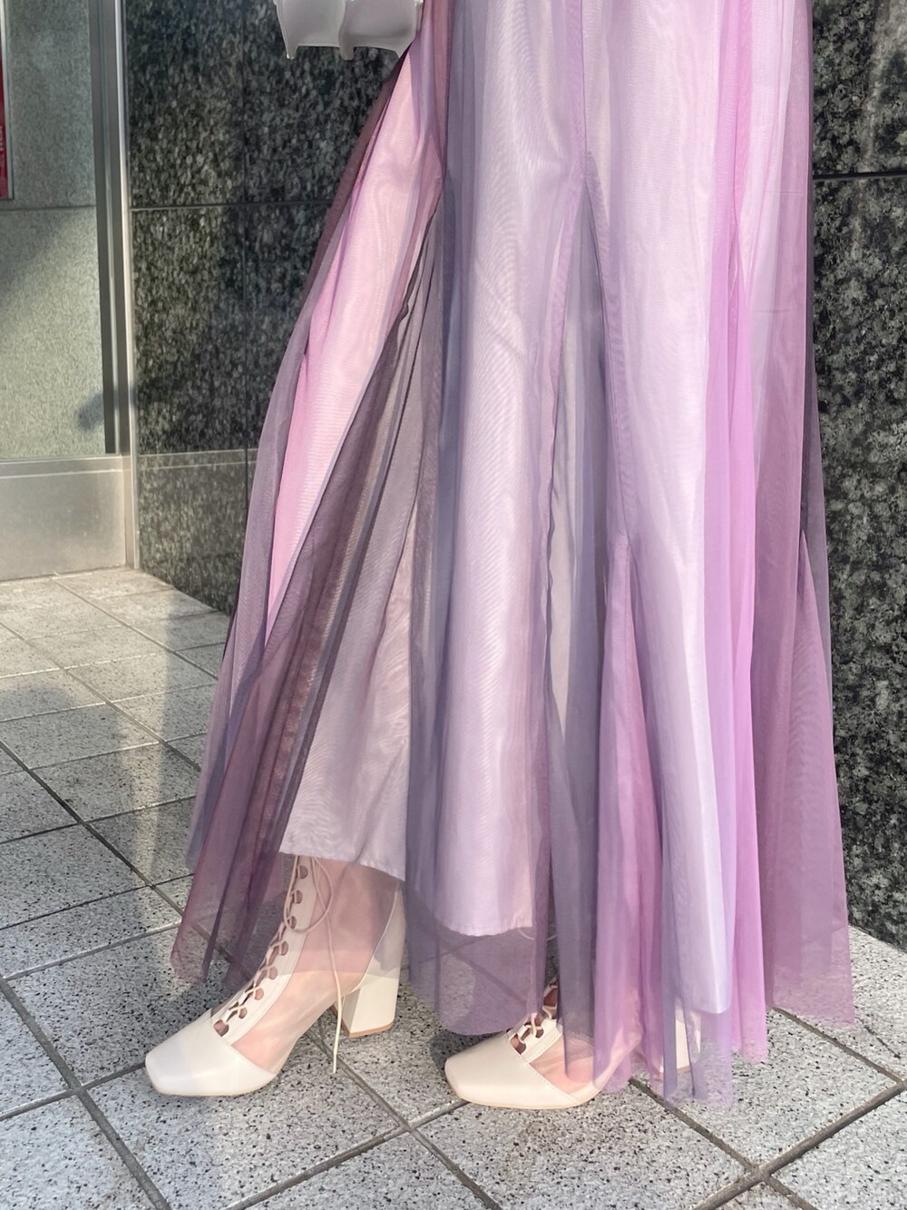 ピンク系のニット/セーター、ホワイト系のハンドバッグ、ホワイト系のブーツを着用したレディースの夏コーディネートの7枚目の写真