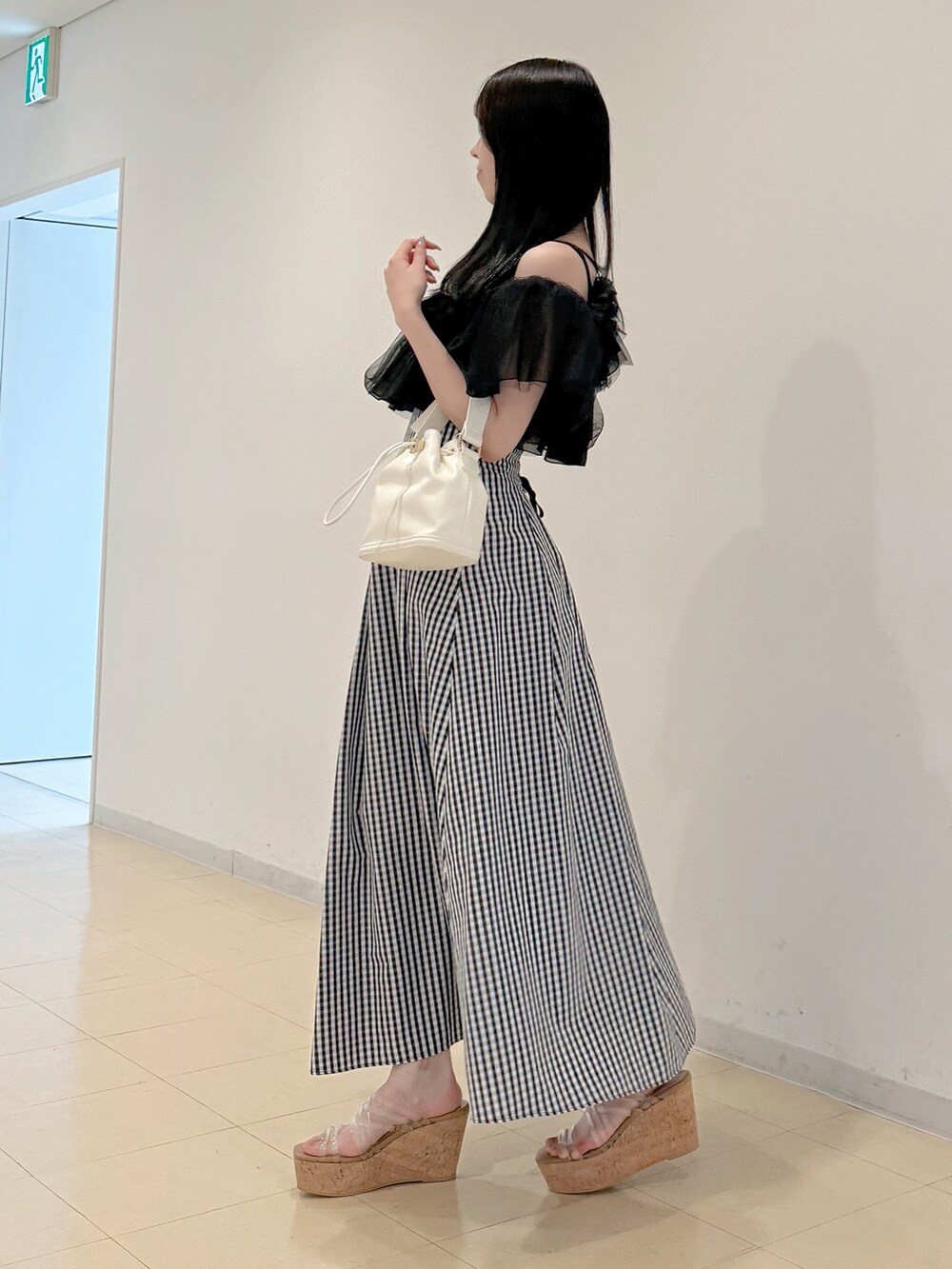 ブラック系のシャツ/ブラウス、その他のスカート、ホワイト系のハンドバッグを着用したレディースの春コーディネートの4枚目の写真