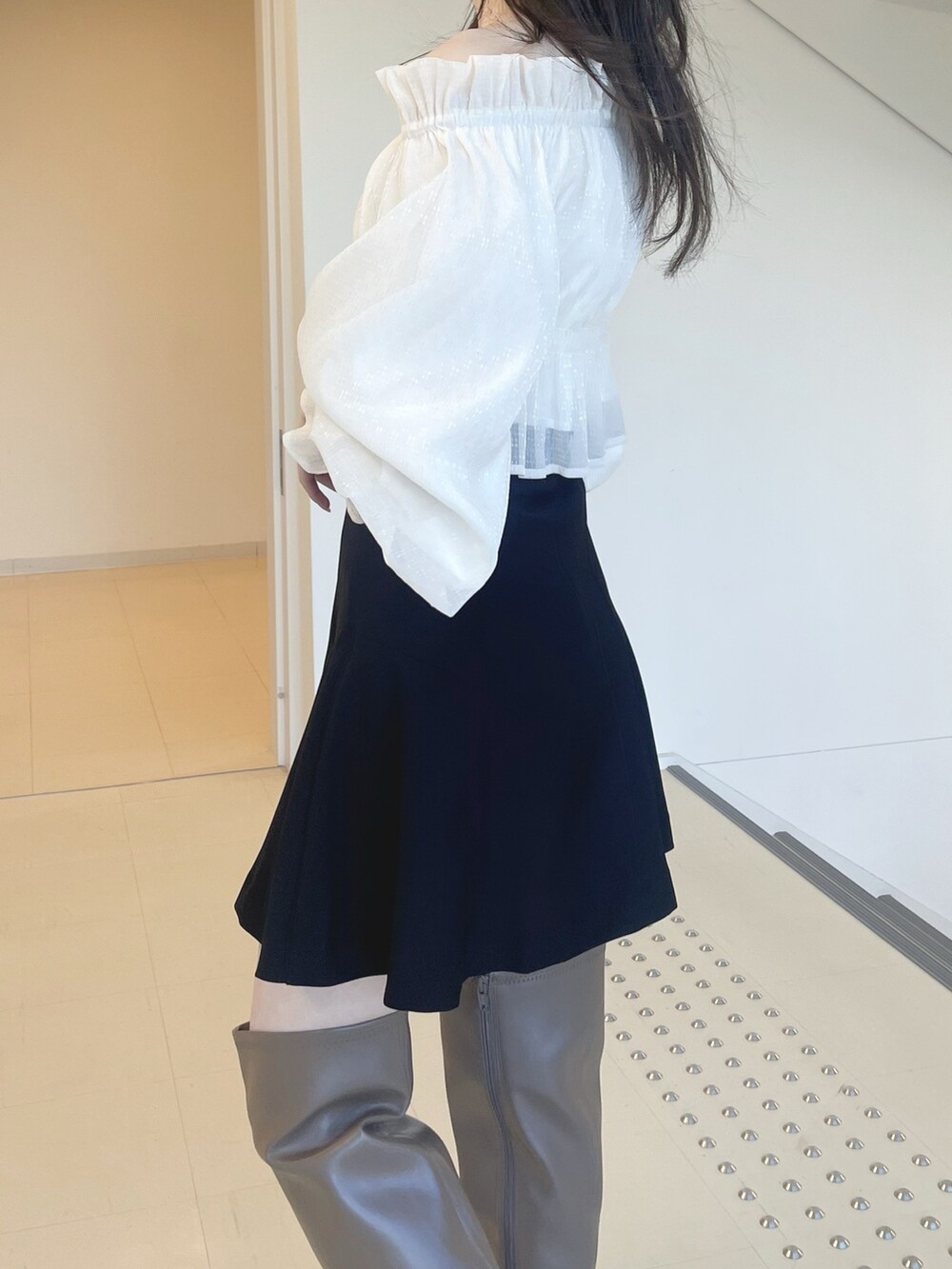 ホワイト系のシャツ/ブラウス、ブラック系のその他パンツ、ブラウン系のブーツを着用したレディースの冬コーディネートの7枚目の写真