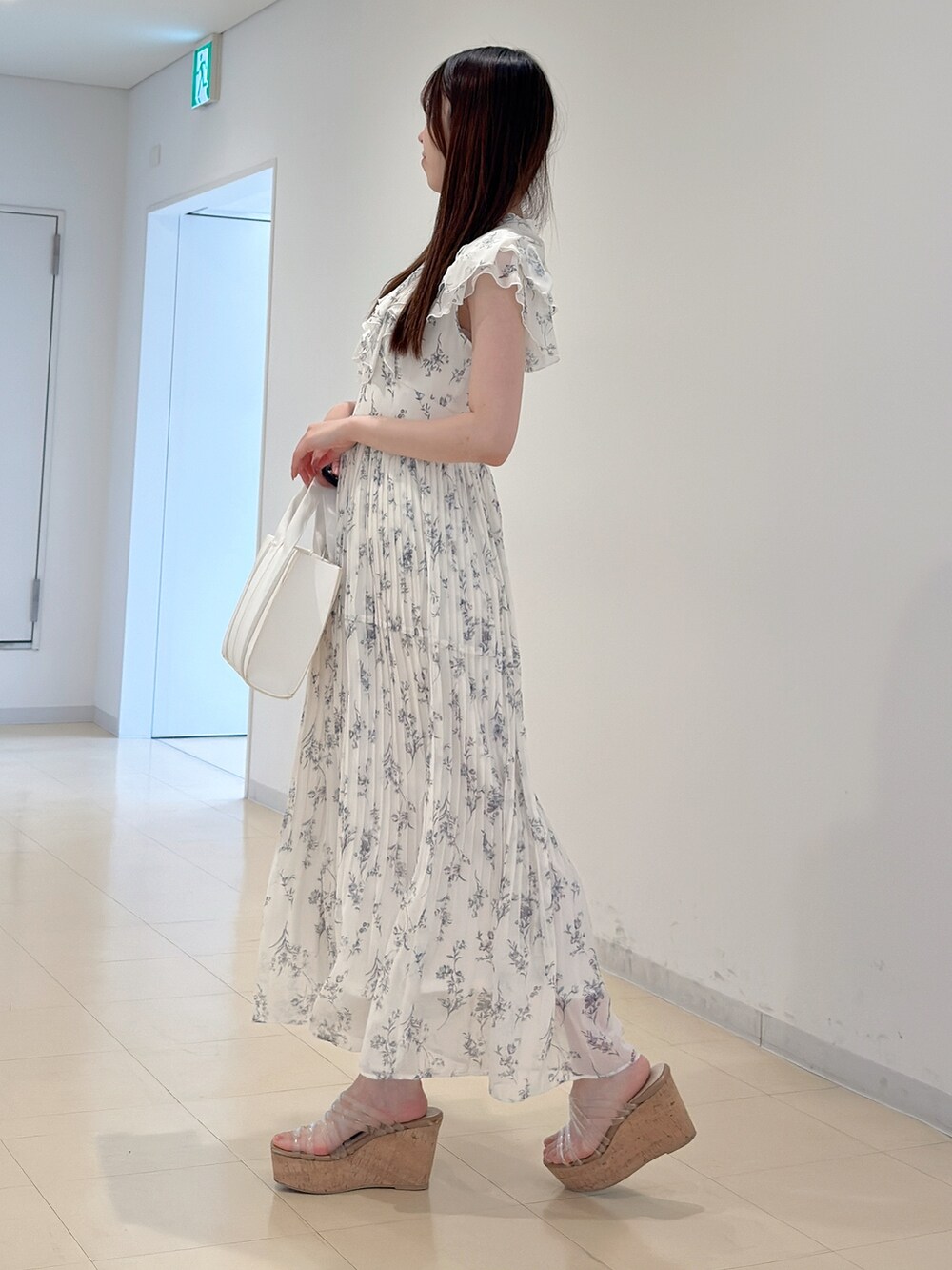 ホワイト系のワンピース、ホワイト系のトートバッグ、その他のサンダルを着用したレディースの春コーディネートの4枚目の写真