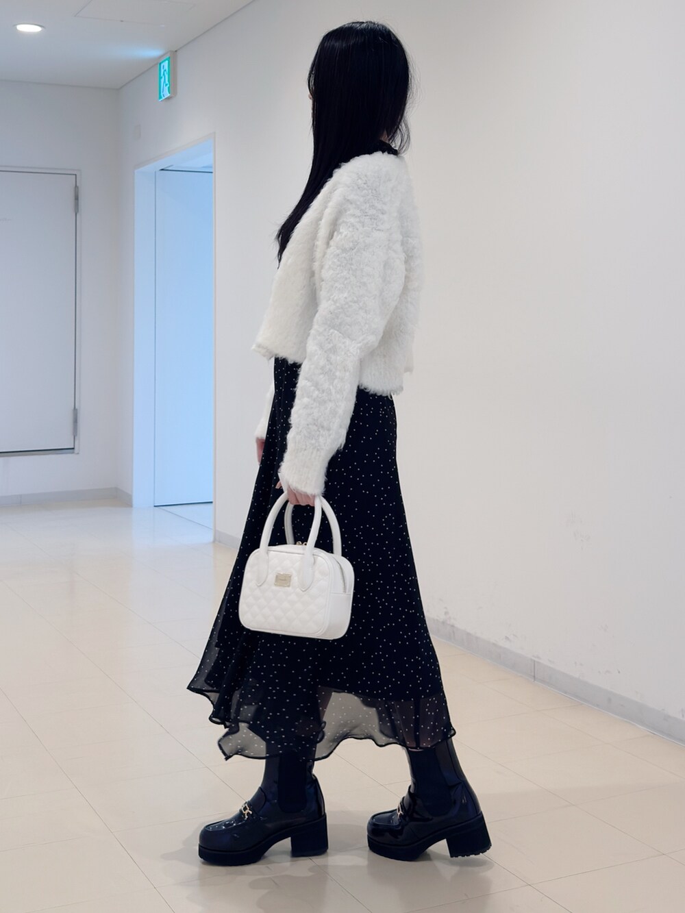 ホワイト系のカーディガン/ボレロ、その他のワンピース、ホワイト系のハンドバッグを着用したレディースの秋コーディネートの3枚目の写真