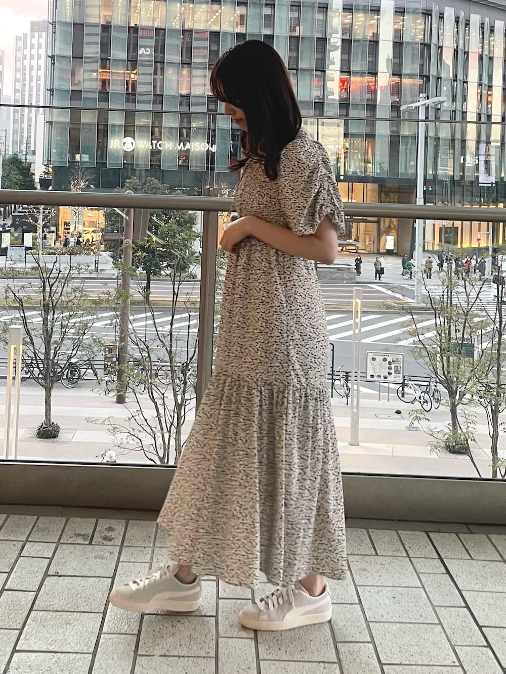 その他のワンピース、グレー系のスニーカー、ピンク系のトレンチコートを着用したレディースの冬コーディネートの5枚目の写真