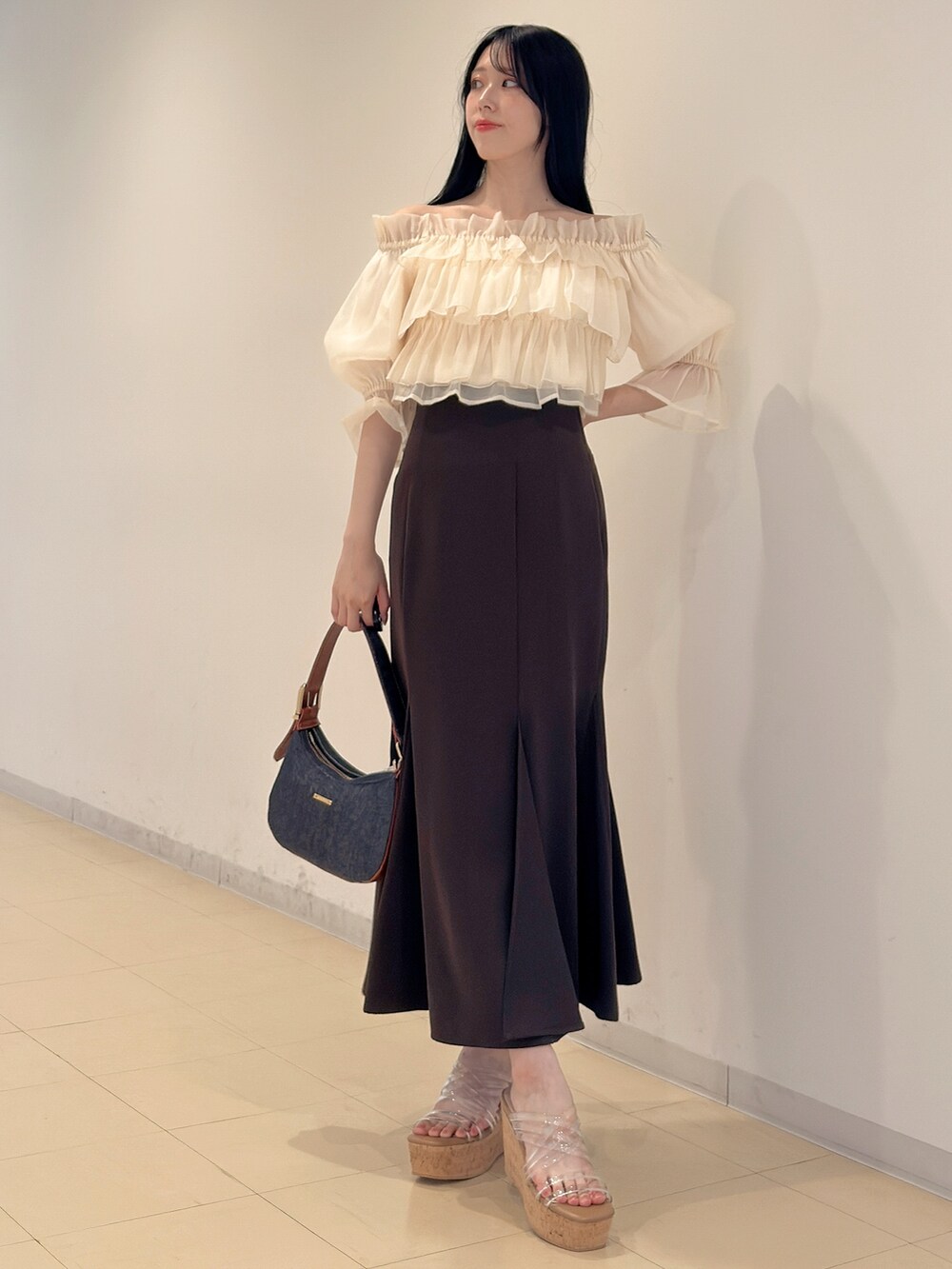 ホワイト系のシャツ/ブラウス、ブラウン系のスカート、その他のサンダルを着用したレディースの夏コーディネートの3枚目の写真