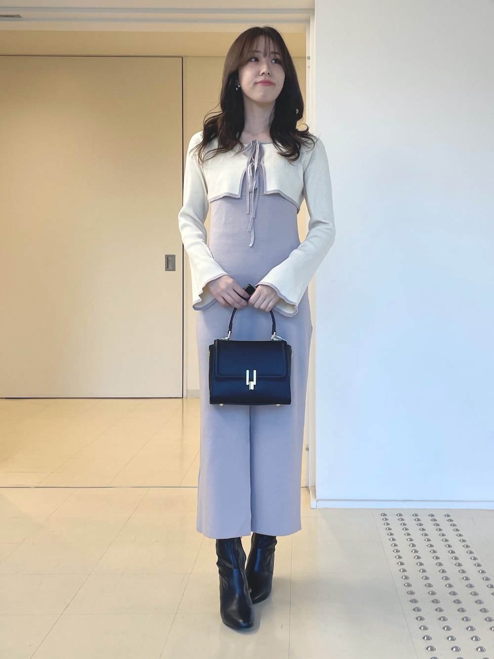 ホワイト系のその他アウター、ピンク系のワンピース、ブラック系のブーツを着用したレディースの秋コーディネートの4枚目の写真