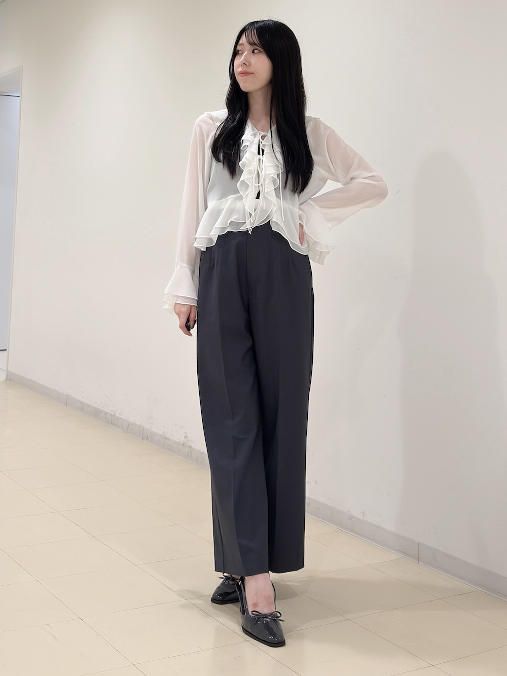 ホワイト系のシャツ/ブラウス、グレー系のその他パンツ、グレー系のパンプスを着用したレディースの夏コーディネートの2枚目の写真