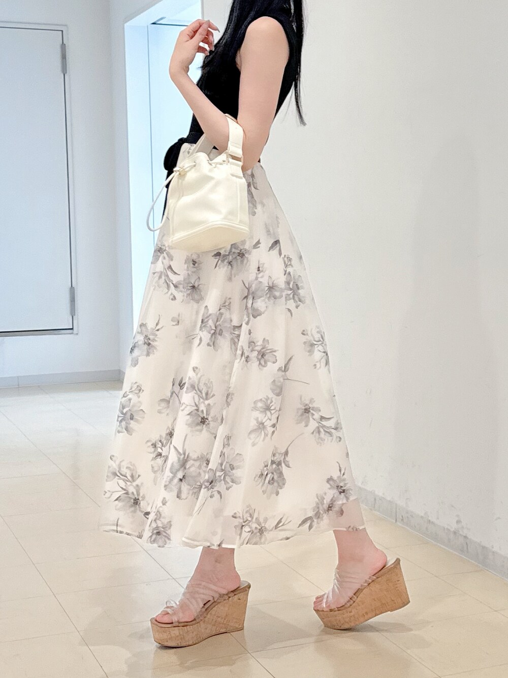 ホワイト系のワンピース、ホワイト系のハンドバッグ、その他のサンダルを着用したレディースの春コーディネートの4枚目の写真