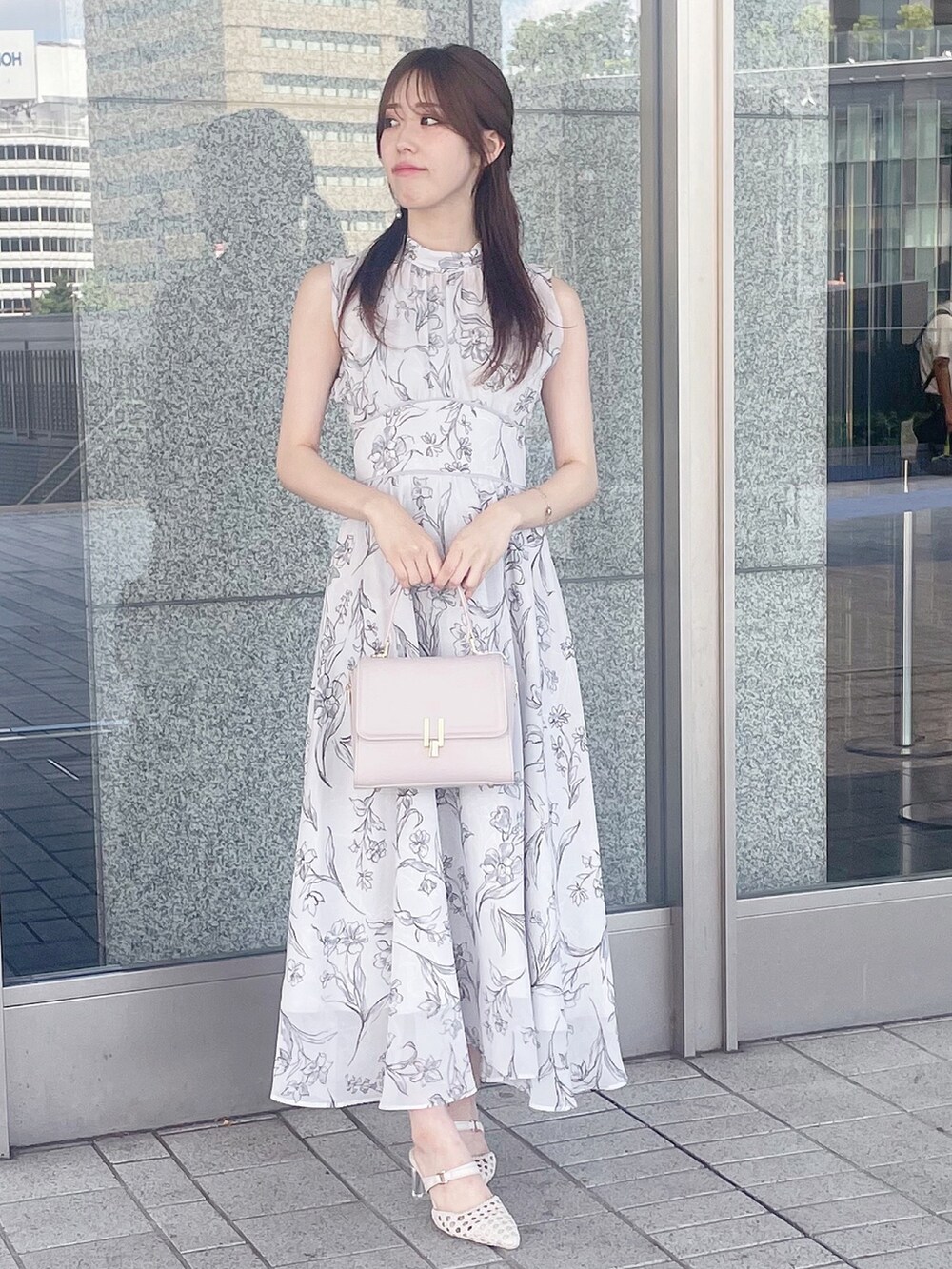 ホワイト系のパンプス、ピンク系のハンドバッグ、グレー系のワンピースを着用したレディースの夏コーディネートの2枚目の写真