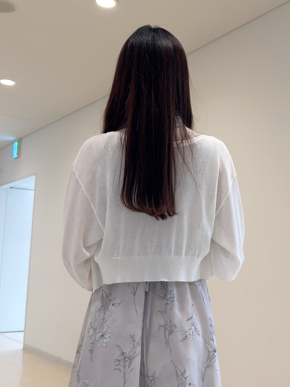 ホワイト系のカーディガン/ボレロ、グレー系のワンピース、ホワイト系のサンダルを着用したレディースの夏コーディネートの6枚目の写真
