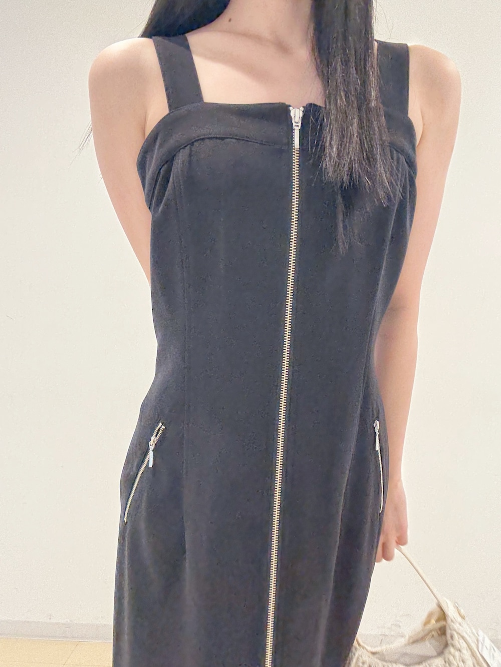 ブラック系のワンピース、ホワイト系のショルダーバッグ、ブラック系のサンダルを着用したレディースの夏コーディネートの6枚目の写真