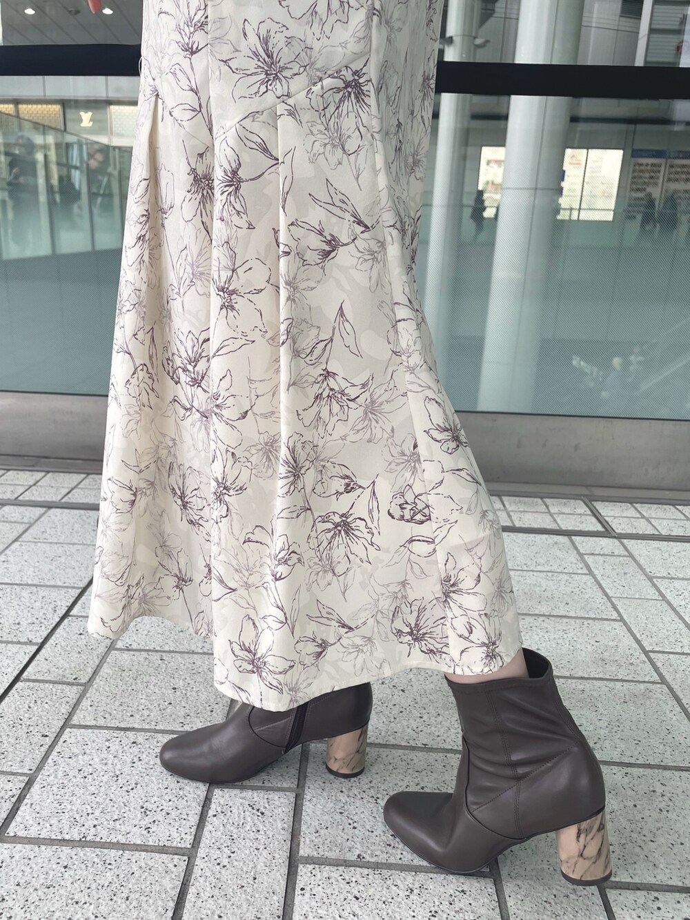 ホワイト系のカーディガン/ボレロ、ホワイト系のワンピース、ブラック系のショルダーバッグを着用したレディースの秋コーディネートの9枚目の写真