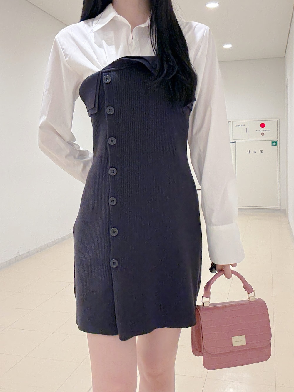 ホワイト系のワンピース、ピンク系のハンドバッグ、ブラック系のブーツを着用したレディースの秋コーディネートの6枚目の写真