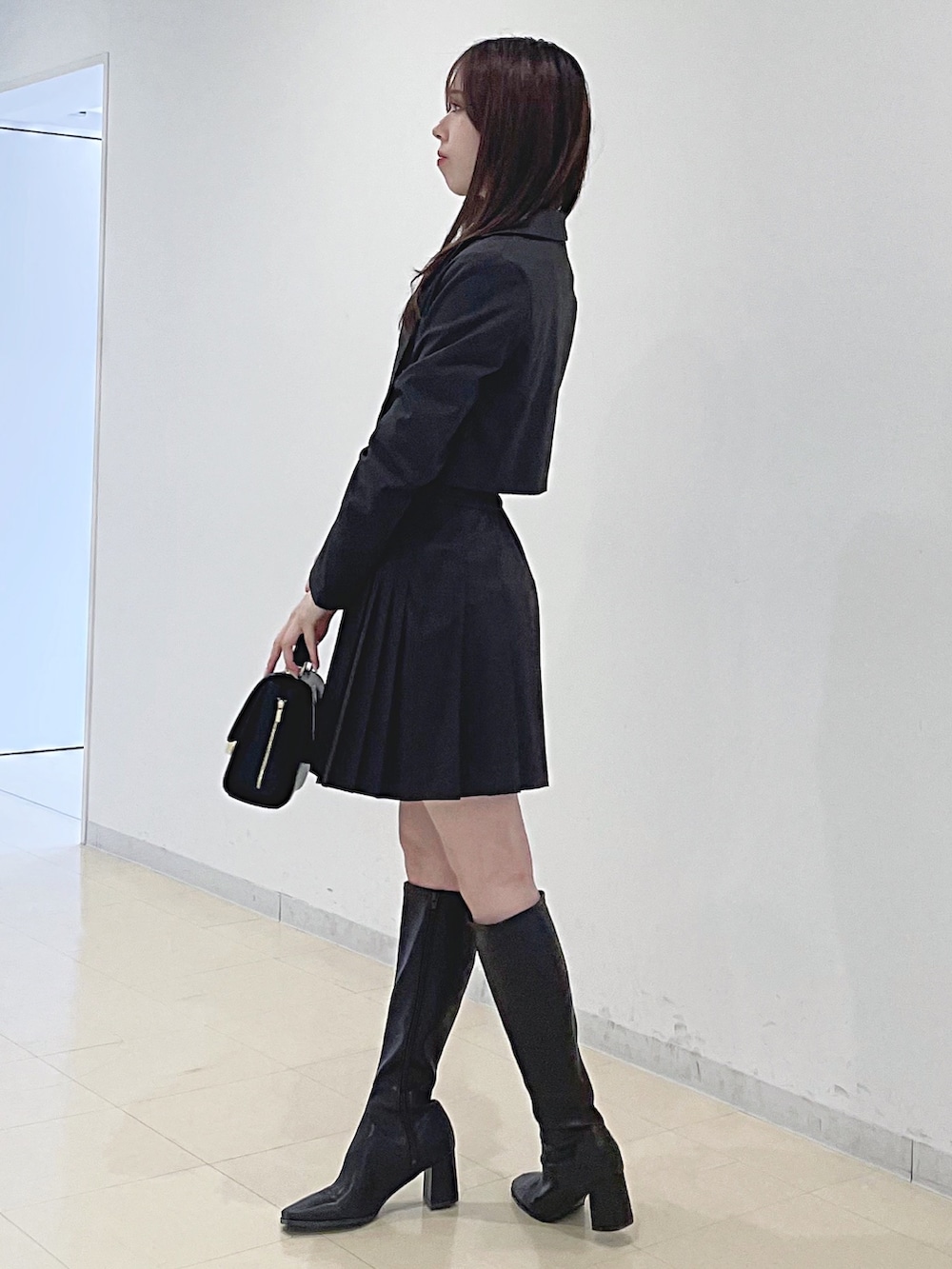 ブラウン系のその他パンツ、ブラウン系のテーラードジャケット、ブラック系のニット/セーターを着用したレディースの秋コーディネートの3枚目の写真