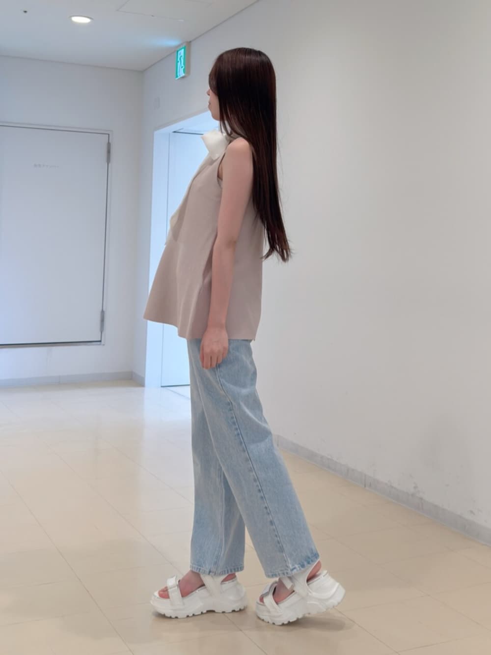 ホワイト系のサンダル、ピンク系のニット/セーター、ブルー系のデニムパンツを着用したレディースの夏コーディネートの3枚目の写真