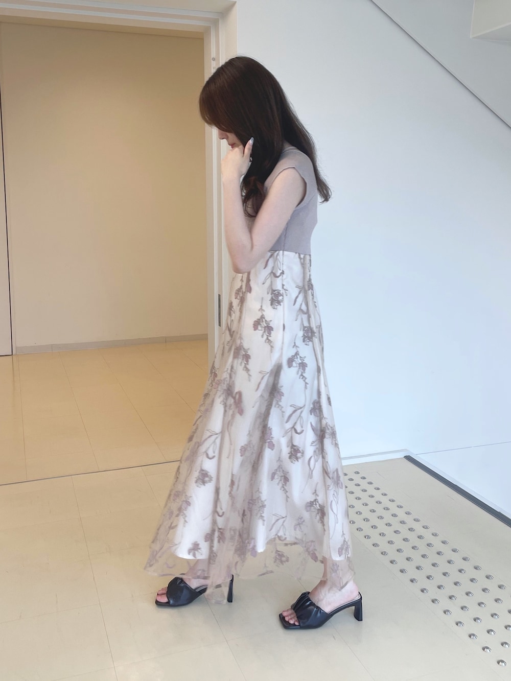 ブラウン系のサンダル、ベージュ系のワンピースを着用したレディースの夏コーディネートの3枚目の写真