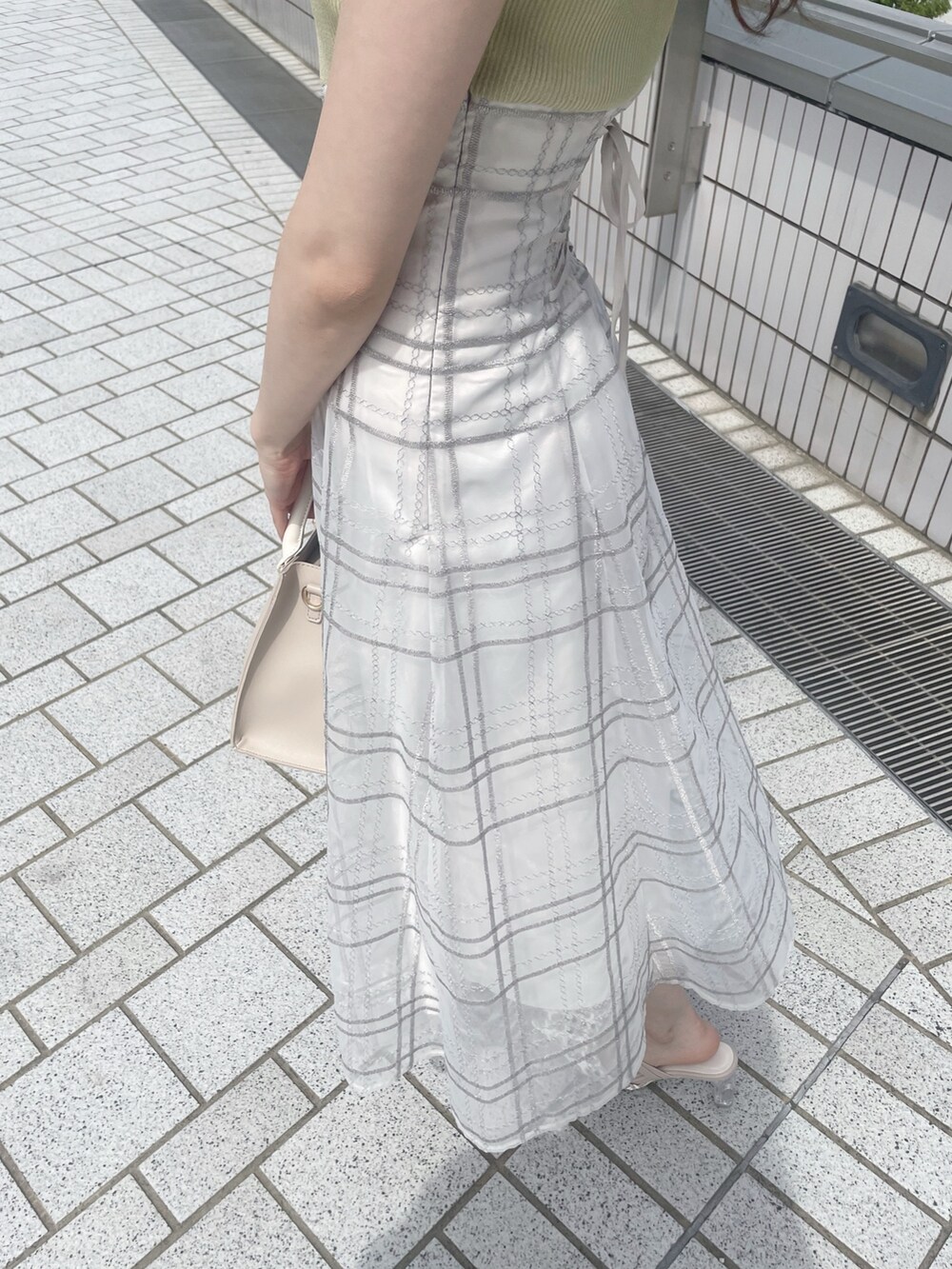 ベージュ系のショルダーバッグ、グリーン系のワンピース、その他のパンプスを着用したレディースの春コーディネートの5枚目の写真