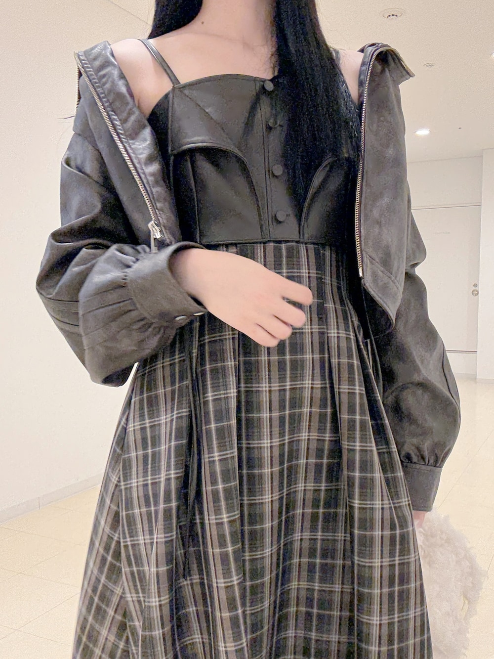 ブラウン系のブルゾン、ホワイト系のハンドバッグ、ブラウン系のワンピースを着用したレディースの秋コーディネートの6枚目の写真