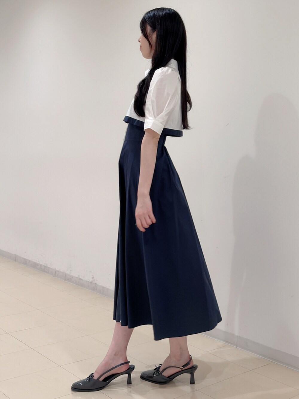 グレー系のパンプス、ブルー系のワンピースを着用したレディースの夏コーディネートの5枚目の写真