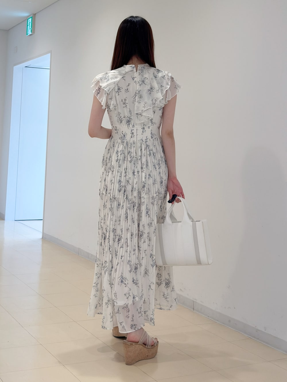 ホワイト系のワンピース、ホワイト系のトートバッグ、その他のサンダルを着用したレディースの春コーディネートの5枚目の写真