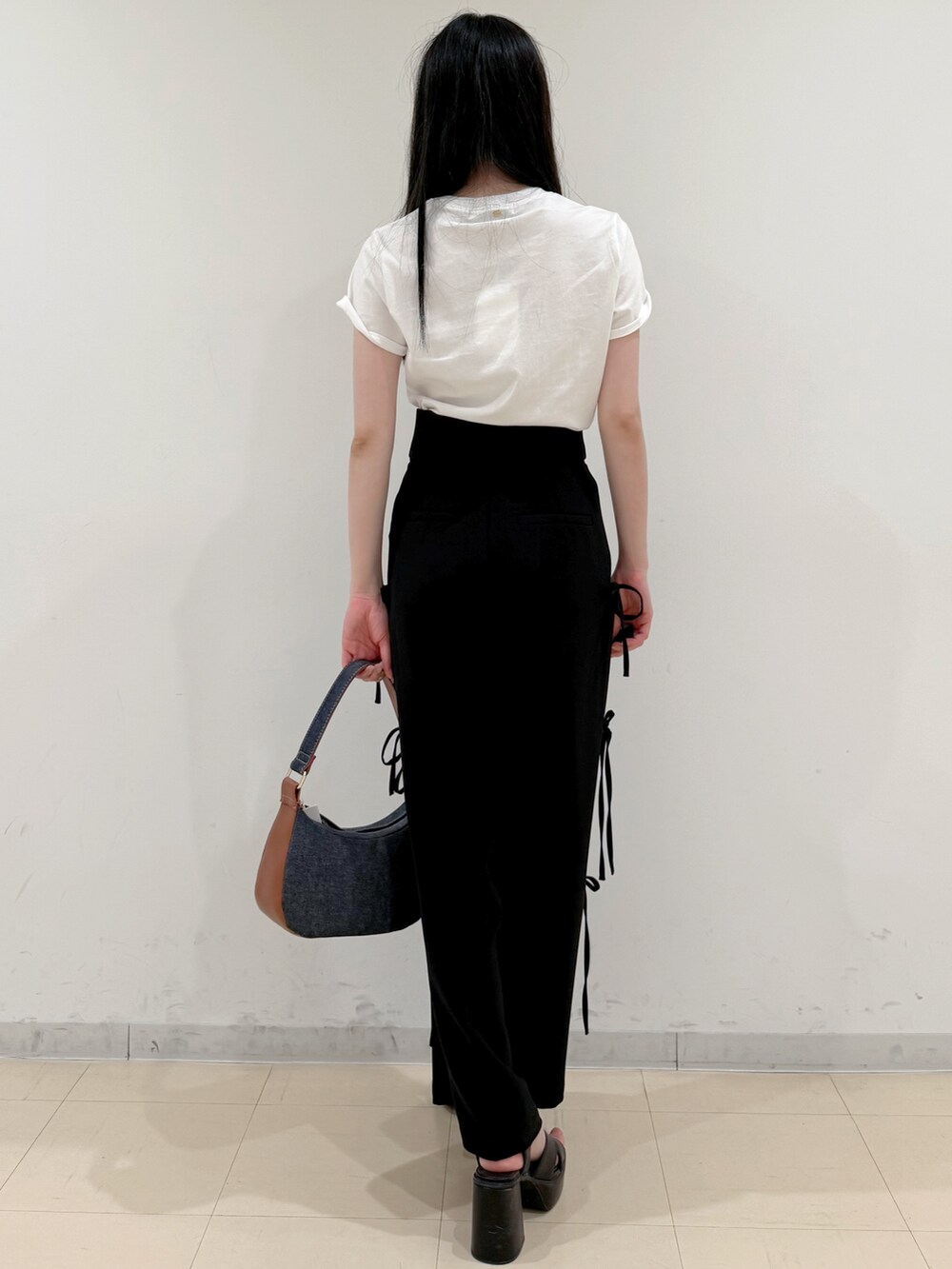 ホワイト系のTシャツ/カットソー、ブラック系のその他パンツ、ブルー系のショルダーバッグを着用したレディースの夏コーディネートの5枚目の写真