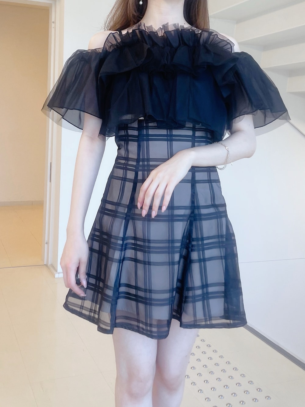 ホワイト系のブーツ、ブラック系のその他パンツ、ブラック系のシャツ/ブラウスを着用したレディースの夏コーディネートの4枚目の写真