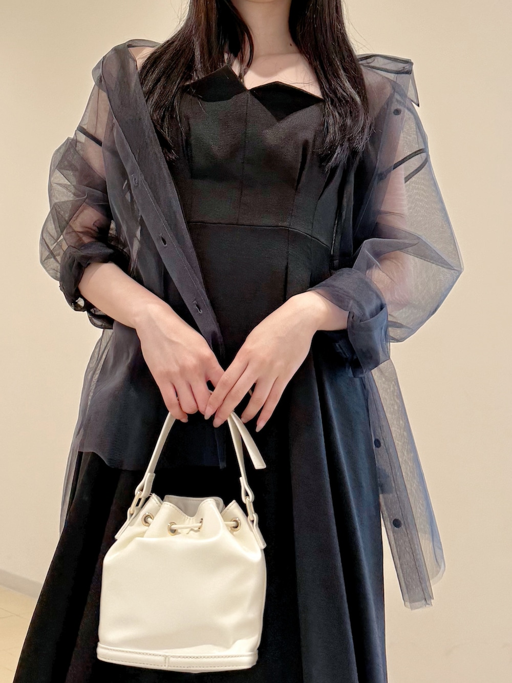グレー系のシャツ/ブラウス、ブラック系のワンピース、ホワイト系のハンドバッグを着用したレディースの春コーディネートの8枚目の写真