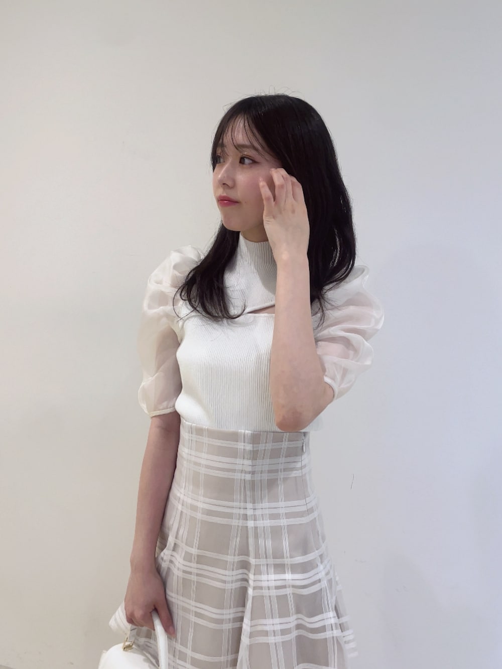 ホワイト系のニット/セーター、ホワイト系のその他パンツ、ホワイト系のショルダーバッグを着用したレディースの春コーディネートの6枚目の写真