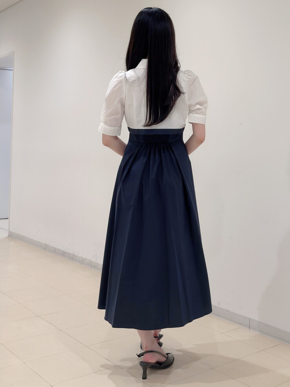 グレー系のパンプス、ブルー系のワンピースを着用したレディースの夏コーディネートの6枚目の写真