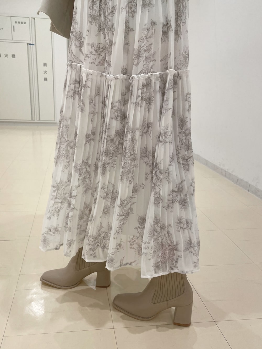 ベージュ系のワンピース、ベージュ系のテーラードジャケット、ベージュ系のブーツを着用したレディースの秋コーディネートの8枚目の写真