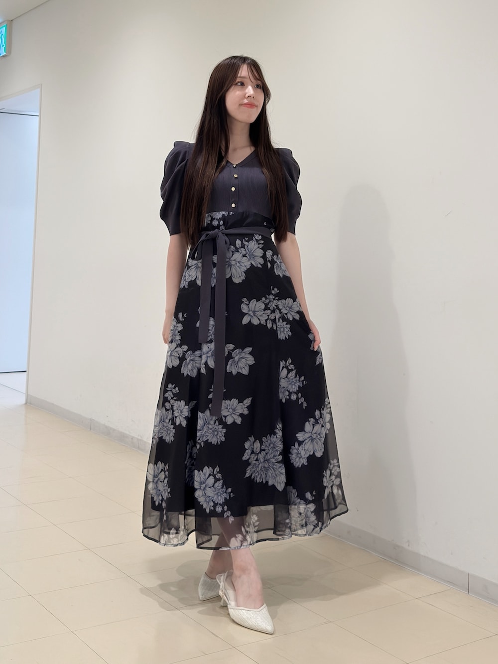 グレー系のワンピース、ホワイト系のパンプスを着用したレディースの夏コーディネートの2枚目の写真