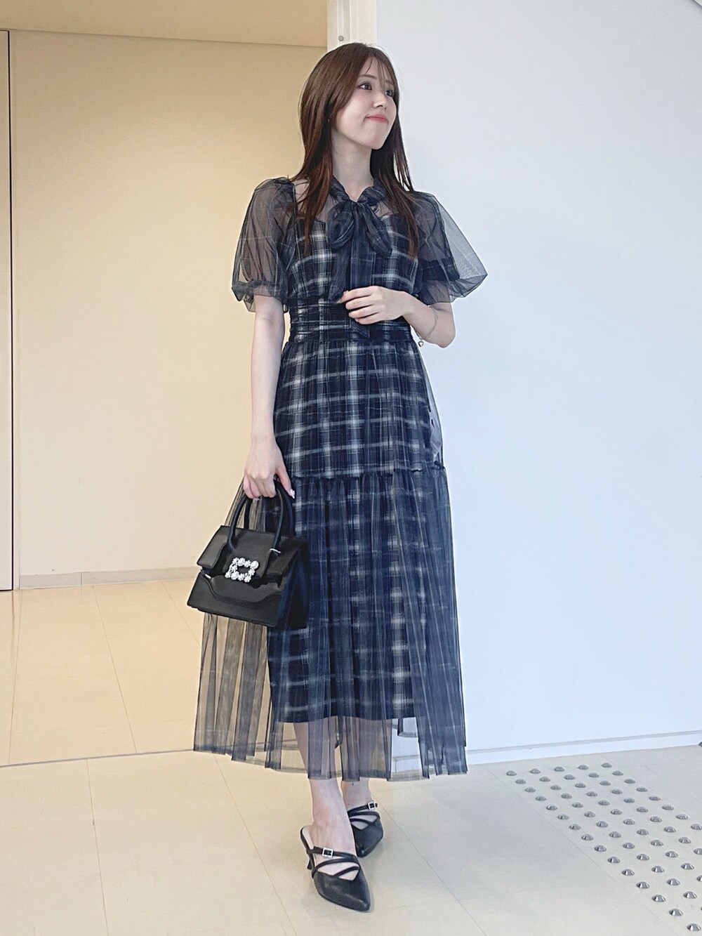 ブラック系のワンピース、ブラック系のショルダーバッグ、ブラック系のパンプスを着用したレディースの夏コーディネートの2枚目の写真