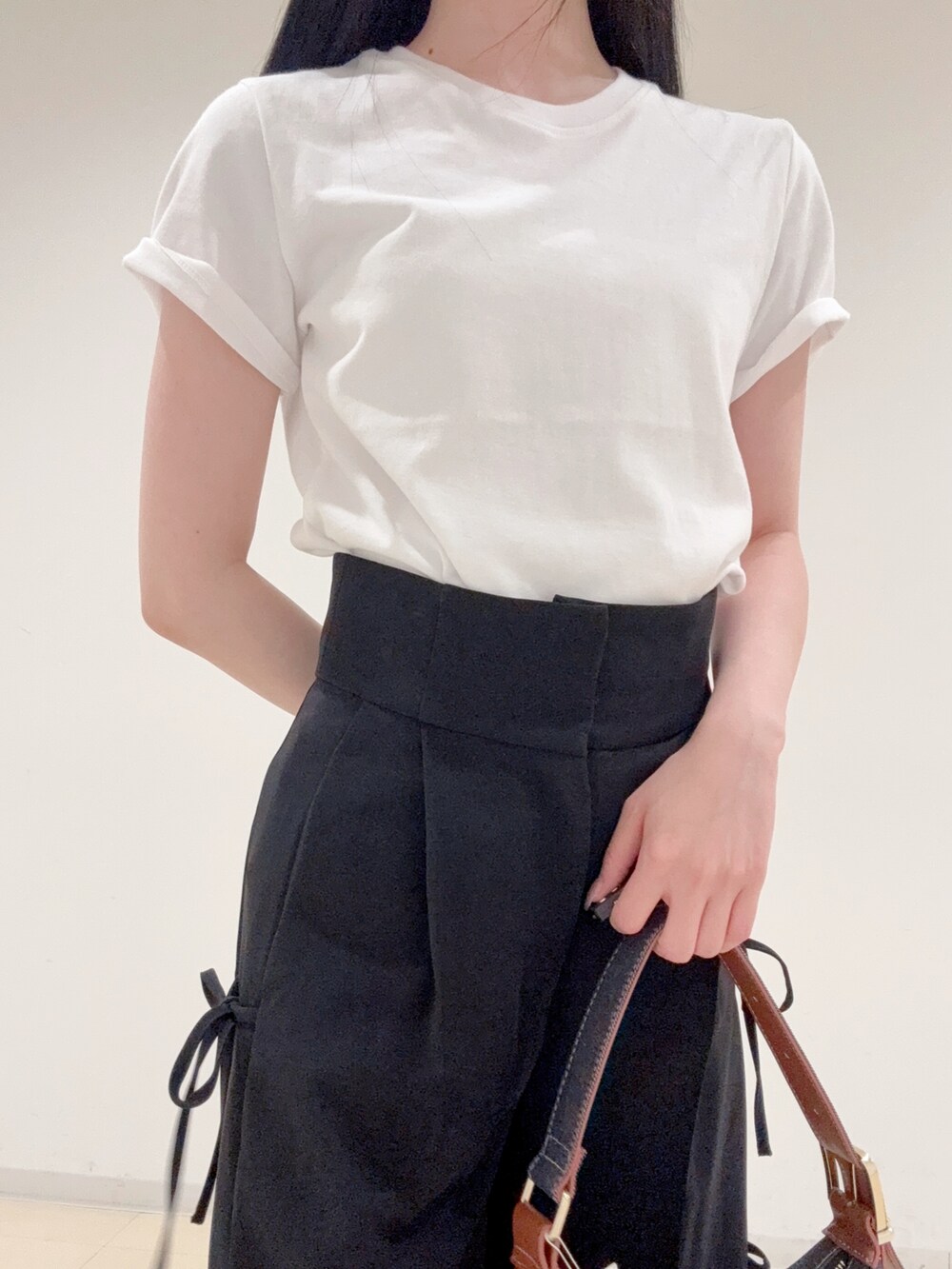 ホワイト系のTシャツ/カットソー、ブラック系のその他パンツ、ブルー系のショルダーバッグを着用したレディースの夏コーディネートの6枚目の写真