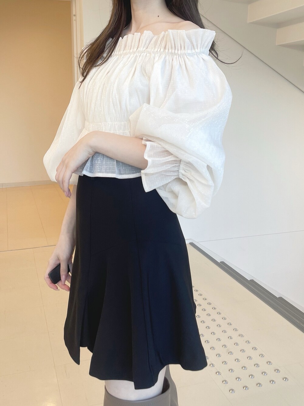 ホワイト系のシャツ/ブラウス、ブラック系のその他パンツ、ブラウン系のブーツを着用したレディースの冬コーディネートの6枚目の写真