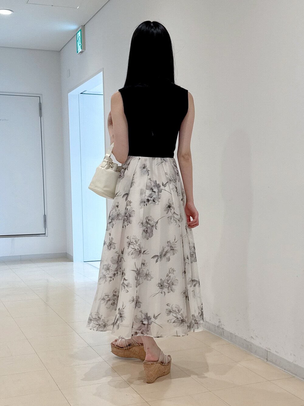 ホワイト系のワンピース、ホワイト系のハンドバッグ、その他のサンダルを着用したレディースの春コーディネートの5枚目の写真