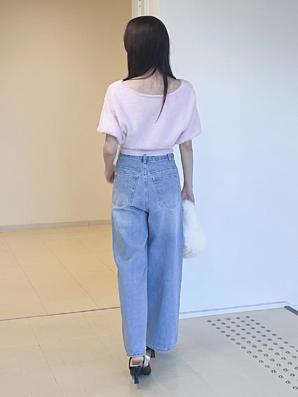 ピンク系のカーディガン/ボレロ、ブルー系のデニムパンツ、ホワイト系のハンドバッグを着用したレディースの夏コーディネートの6枚目の写真