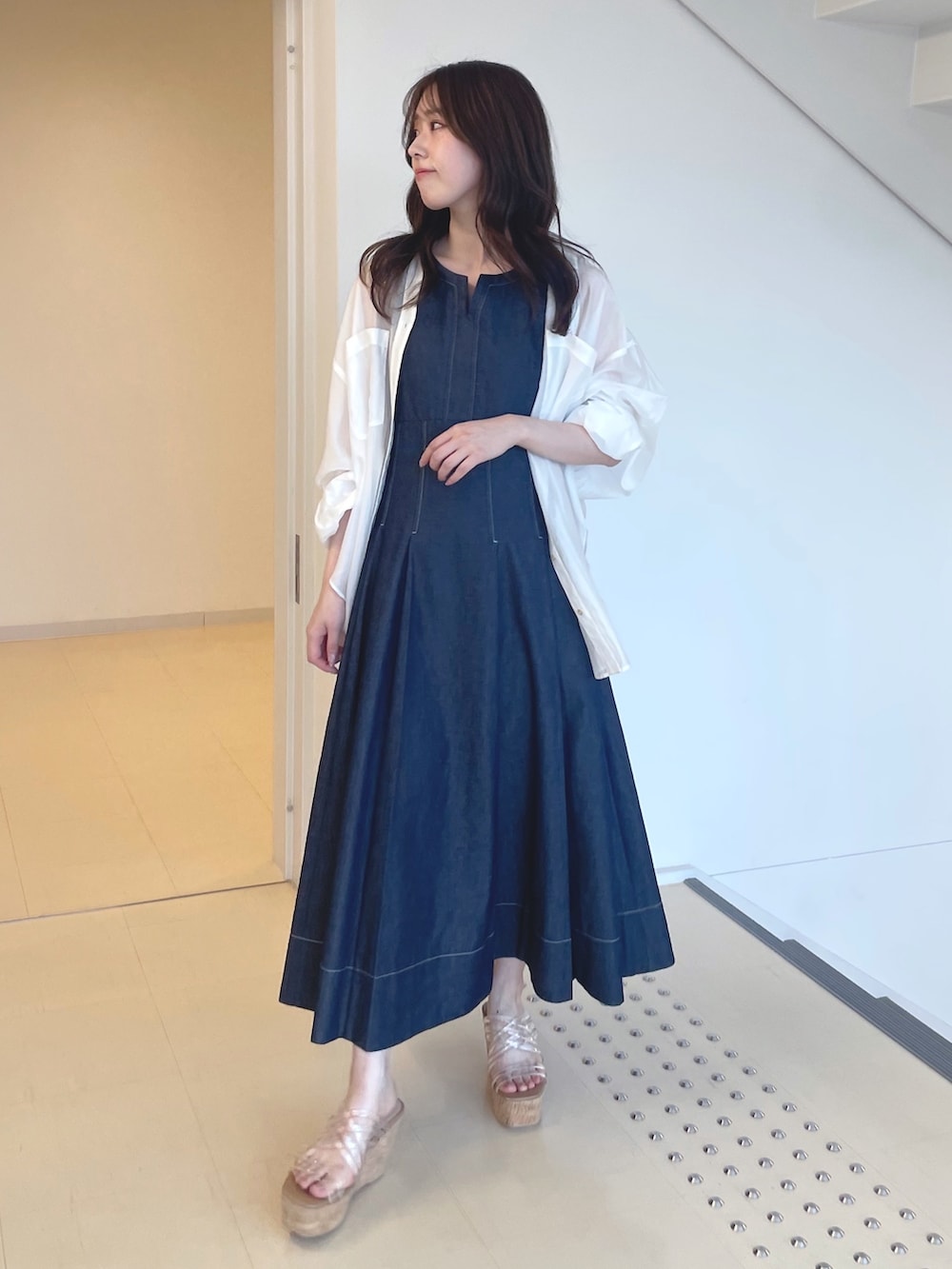 ブルー系のワンピース、その他のサンダル、ホワイト系のシャツ/ブラウスを着用したレディースの春コーディネートの6枚目の写真