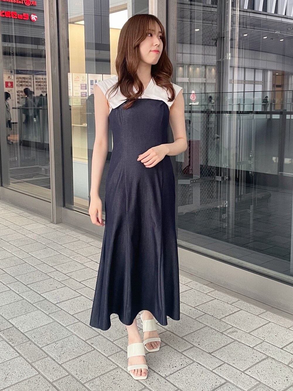 ブルー系のワンピース、ホワイト系のサンダルを着用したレディースの春コーディネートの3枚目の写真