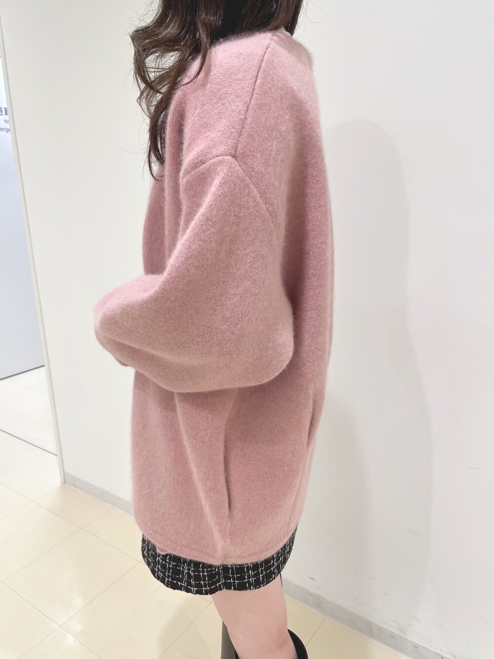 ブラック系のスカート、ホワイト系のニット/セーター、ピンク系のカーディガン/ボレロを着用したレディースの秋コーディネートの7枚目の写真