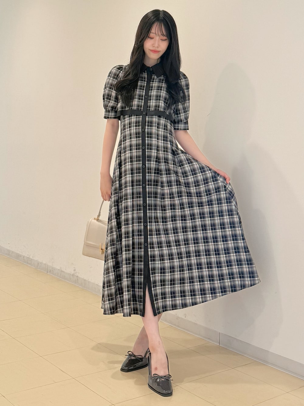 その他のワンピース、ホワイト系のハンドバッグ、グレー系のパンプスを着用したレディースの夏コーディネートの4枚目の写真