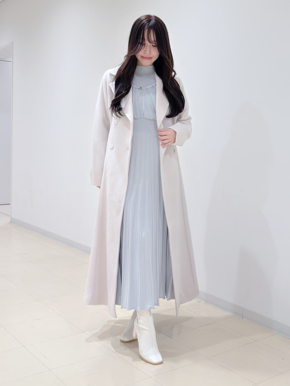 ホワイト系のその他アウター、グレー系のワンピース、ホワイト系のブーツを着用したレディースの冬コーディネートの5枚目の写真