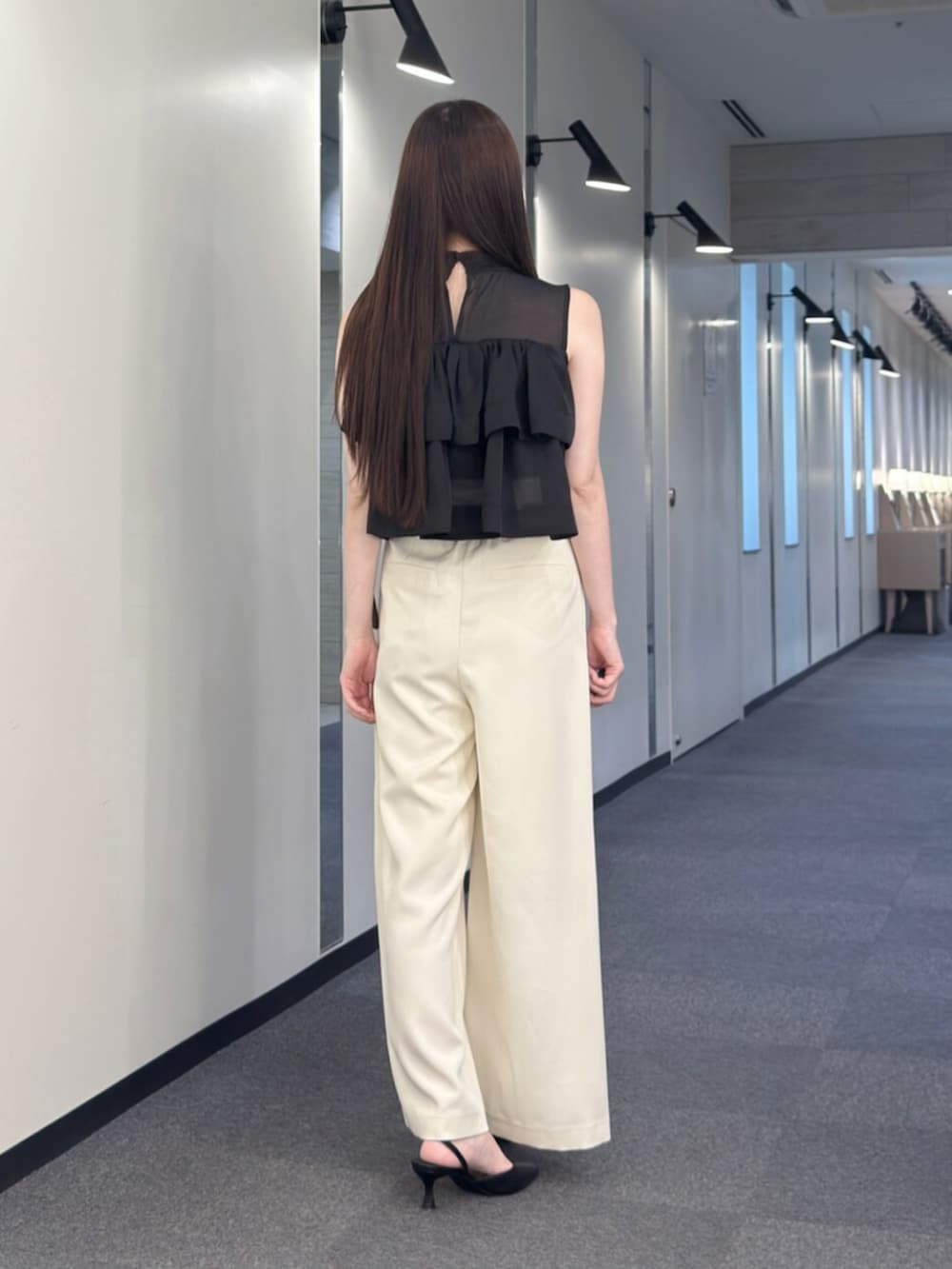 ブラック系のサンダル、ブラック系のシャツ/ブラウス、ホワイト系のその他パンツを着用したレディースの夏コーディネートの4枚目の写真