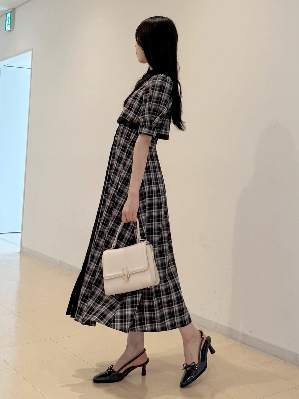 その他のワンピース、ホワイト系のハンドバッグ、グレー系のパンプスを着用したレディースの夏コーディネートの5枚目の写真
