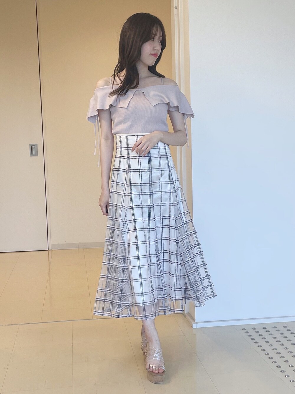 ピンク系のニット/セーター、ホワイト系のスカート、その他のサンダルを着用したレディースの春コーディネートの2枚目の写真